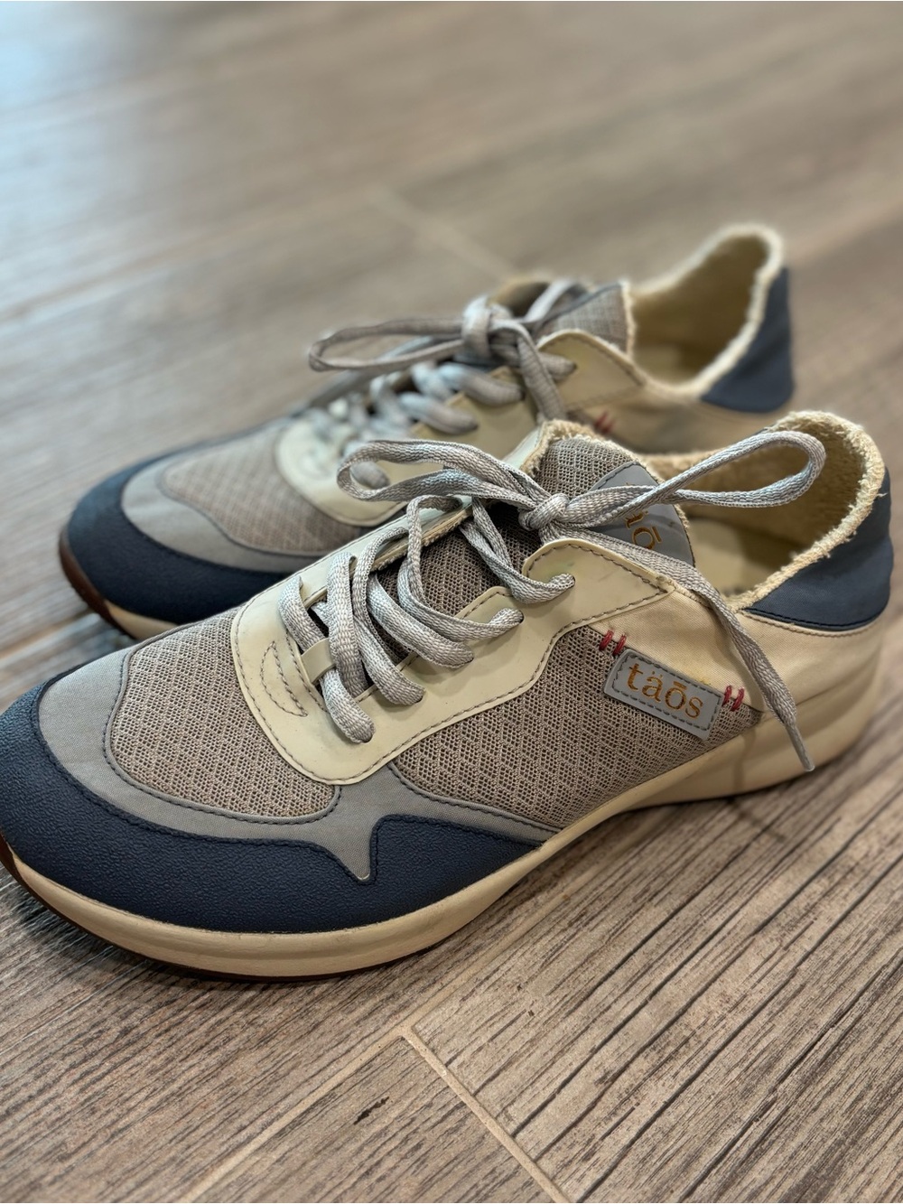 Taos Direction Womens Gray Blue Sneakers Size 9